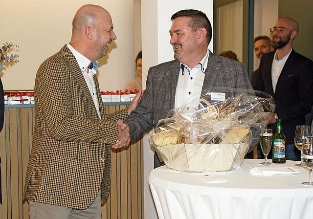 Bankleiter Matthias Renevey (l.) dankt Beat Zimmermann für den Umbau. Foto: O. Graf