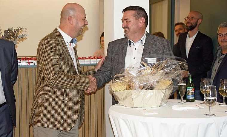 Bankleiter Matthias Renevey (l.) dankt Beat Zimmermann für den Umbau. Foto: O. Graf