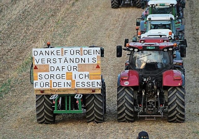 Thomas Rieder vom Hof Hoggen Reigoldswil bedankte sich bei der nichtbäuerlichen Bevölkerung fürs Verständnis gegenüber den Bauernfamilien und versprach: «Dafür sorgen wir weiterhin für eure Nahrung!».   Foto: B. Bentolila