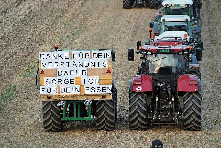 Thomas Rieder vom Hof Hoggen Reigoldswil bedankte sich bei der nichtbäuerlichen Bevölkerung fürs Verständnis gegenüber den Bauernfamilien und versprach: «Dafür sorgen wir weiterhin für eure Nahrung!».   Foto: B. Bentolila