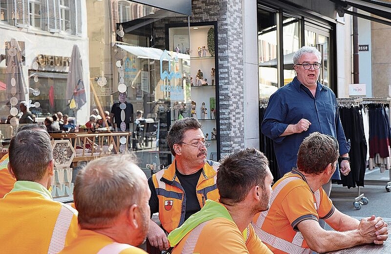 Schulleiter Stephan Zürcher dankte den Tiefbaumitarbeitenden.
