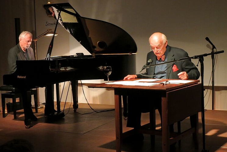 Zusammen mit dem Pianisten Günther Brackmann unterhielt Charles Brauer das literarisch interessierte Publikum.Foto: S. van Riemsdijk