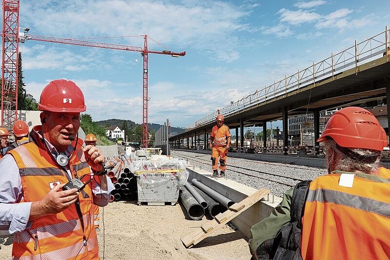 Marc Etterlin, Abteilungsleiter Tiefbau der Stadt Liestal, zeigt den Medienvertretern, wo der zukünftige Steg für Velo- und Fussgänger/-innen entlang der Bahngeleise verläuft.Foto: M. Schaffner