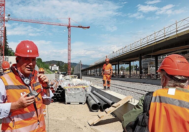 Marc Etterlin, Abteilungsleiter Tiefbau der Stadt Liestal, zeigt den Medienvertretern, wo der zukünftige Steg für Velo- und Fussgänger/-innen entlang der Bahngeleise verläuft.Foto: M. Schaffner