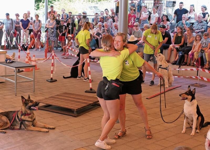 Die Hunde müssen das Alltagsleben kennen lernen. Junghundtrainerinnen umarmen sich demonstrativ.Fotos: Pier-Giuseppe Cacciatori