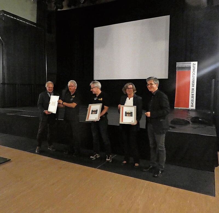 Preisverleihung durch PrÃ¤sident Ruedi Riesen an die Stiftung Marabu, den Kulturverein Marabu und die Einwohnergemeinde Gelterkinden (im Beisein des Architekten Angelo Tomaselli). Foto: P. ÃnishÃ¤nslin