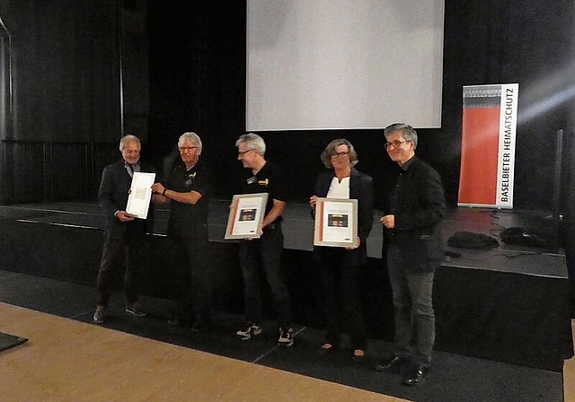 Preisverleihung durch PrÃ¤sident Ruedi Riesen an die Stiftung Marabu, den Kulturverein Marabu und die Einwohnergemeinde Gelterkinden (im Beisein des Architekten Angelo Tomaselli). Foto: P. ÃnishÃ¤nslin