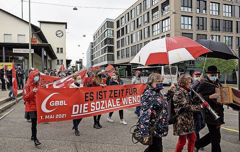 Start mit musikalischer Unterstützung vom Bahnhofsplatz.Fotos: M. Herrmann
