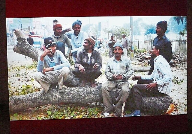 Die muslimischen Arbeiter (Filmstill), die den heiligen Baum in der nordindischen Stadt Haridwar fällen mussten. Fotos: A. Jegge