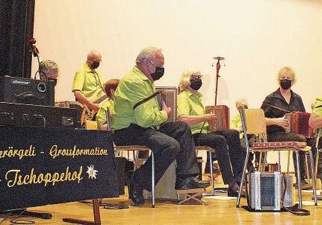 Lotti Oldani begleitet mit dem Klavier, in der Mitte (mit schwarzem Hemd), spielt der musikalische Leiter Simon Dettwiler auf seinem Schwyzerörgeli.Fotos: U. roth
