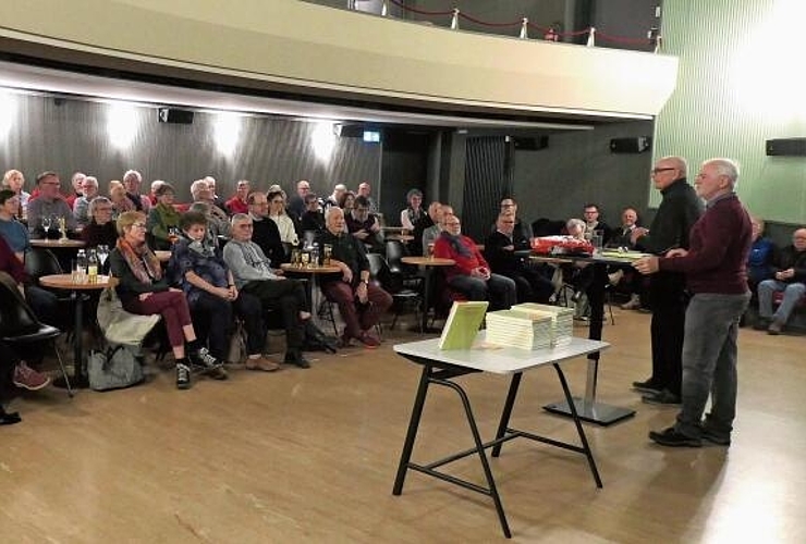 Urs Kühnis und Felix Jehle stellen das neue Buch «Gelterkinder Geschichte in 44+60 Stichwörtern» vor.Fotos: U. Handschin