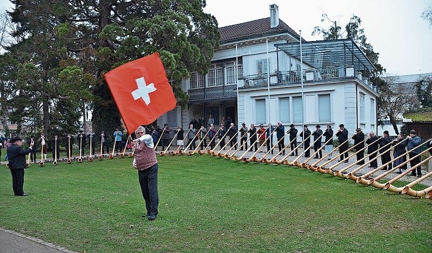 Alphornbläser und Fahnenschwinger in vollem Einsatz. Fotos: H. Thommen