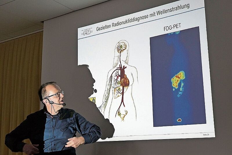 Martin Béhé erklärte anschaulich den langen Werdegang mit der nötigen Diagnostik bis zum möglichen Einsatz eines radioaktiven Medikaments gegen Krebs.