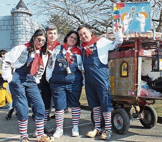 Abschied: Ylenia, Francesco mit den Eltern Veronica und Markus sind die «Farnsburger-Geischter». Zwei Kinder sind erwachsen und nicht mehr dabei, nun gibt auch das 160 Jahre alte Wägeli den Geist auf, jetzt war das letzte Mal Fasnacht.
