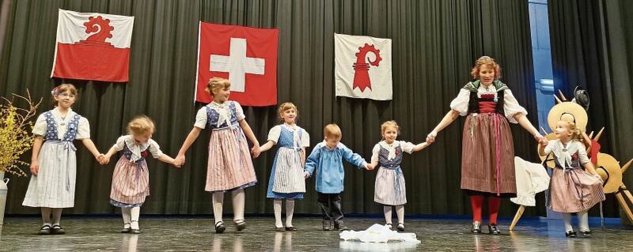 Tanzleiterin Sabine Broz mit ihren Schützlingen, die beiden jüngsten Tänzerinnen sind viereinhalbjährig. Fotos: U. Roth