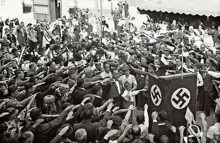 Waldkircher zeigen den Hitler-Gruss auf dem Marktplatz am Tag der Landwirtschaft 30.August 1936.  Foto: Stadtarchiv Waldkirch/Lothar Schmidt