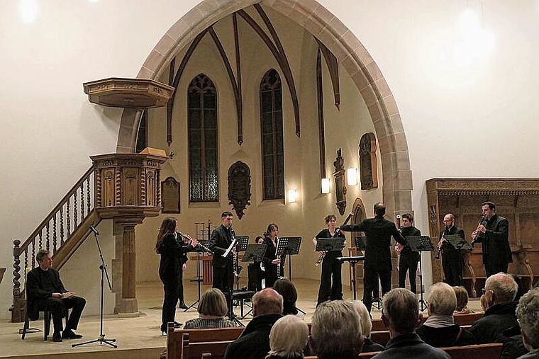 Genussvolles Konzert des NOB in der Stadtkirche Liestal unter der Leitung von Christian Knüsel mit Lesungen des Berner Sprachkünstlers Guy Krneta. Foto: U. Handschin