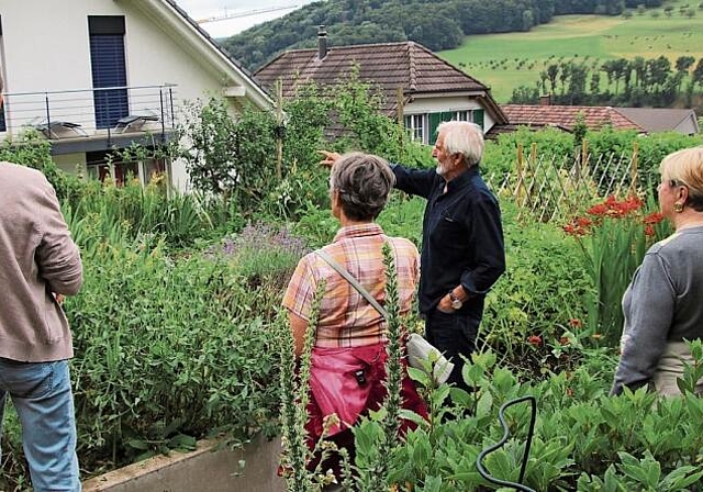 Fritz Heid beantwortet den Besuchern viele Fragen.
