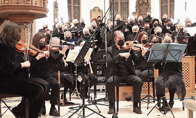 Das Orchester begleitet den Chor auf alten Instrumenten. Der Chor muss mit Maske singen. Fotos: A. Jegge