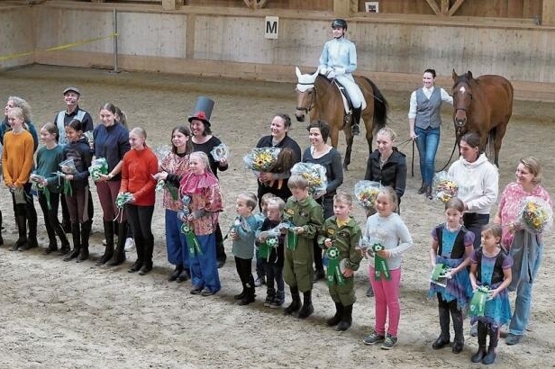 Glücklich und stolz nehmen die Teilnehmer/-innen, Betreuer/-innen und Organisator/
-innen den Schlussapplaus entgegen.  Fotos: U. Handschin