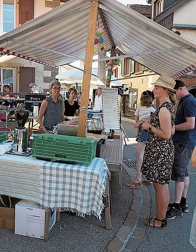 Anstehen im Schatten und ein kalter ­Mezze-Teller waren beim heissen Wetter begehrt.
