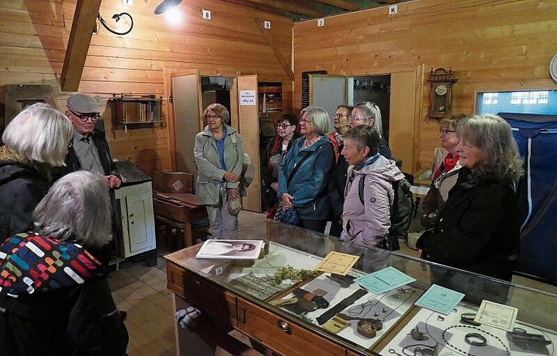 Über das genau dokumentierte Schicksal von Lina Mutschler erzählte Urs Kühnis, 
         
         
            der mit Esther und Ambros Saladin durch die Ortssammlung-Ausstellung führte.