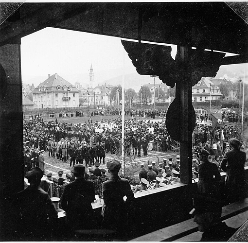 Aufmarsch der Waldkircher SA und SS im Elztal-Stadion am 1.Mai 1937.  Foto: Stadtarchiv Waldkirch, Bildersammlung Lothar Schmidt
