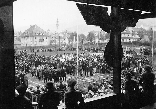 Aufmarsch der Waldkircher SA und SS im Elztal-Stadion am 1.Mai 1937.  Foto: Stadtarchiv Waldkirch, Bildersammlung Lothar Schmidt
