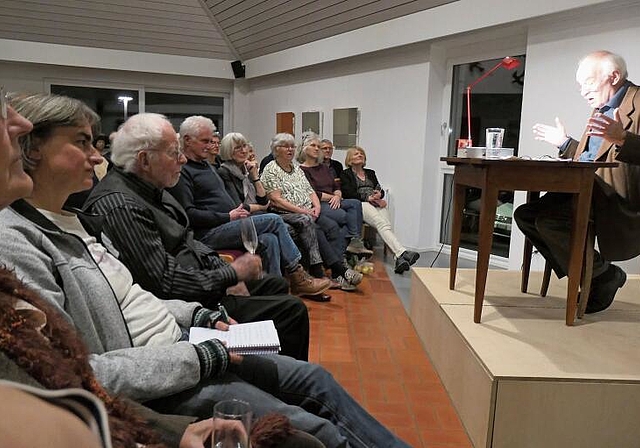 Gebannt hing das Publikum im besetzten Gemeindezentrum an den Lippen des genial vortragenden Charles Brauer. Fotos: u. handschin
