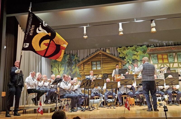 Stolz schwingt Fähnrich Markus Gutknecht die neue Fahne, während die MG ihr zu Ehren den «Civenna» Marsch spielt.Fotos: U. Roth