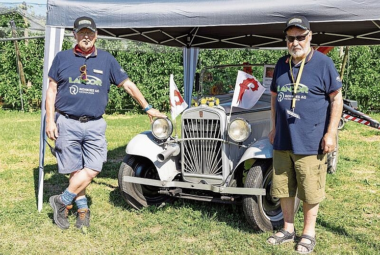 Martin Utz (l.) der Organisator mit Gerd Moser und seinem Autotraktor von 1936.