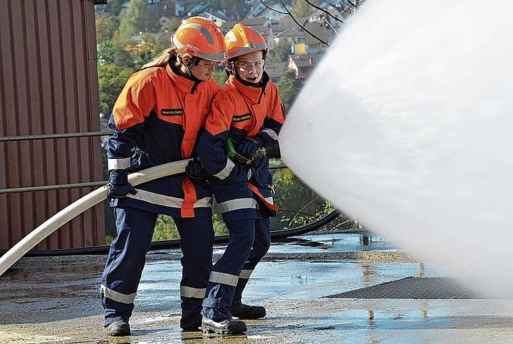 Die angehenden Feuerwehrmänner hatten während der Hauptübung schon mal richtig Spass.