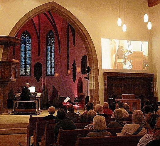 David Hirst im Chor an der Reiseorgel, rechts im Bild Hubert Haye auf der Orgelempore.