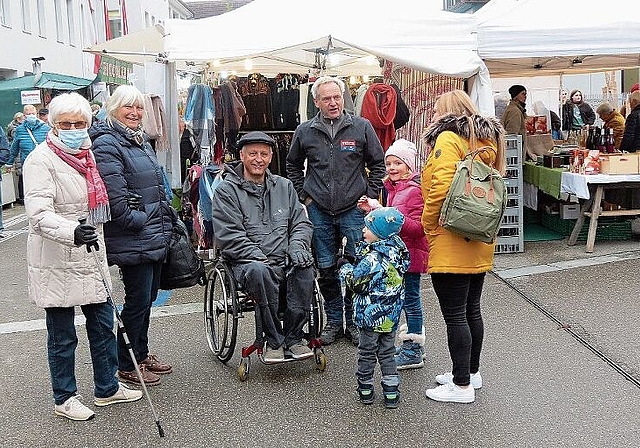 Jung und Alt geniessen den Bummel entlang der vielen Marktstände.