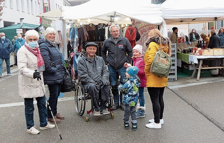 Jung und Alt geniessen den Bummel entlang der vielen Marktstände.