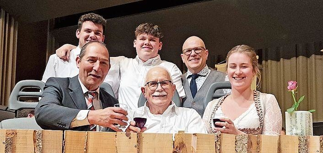 Ehrung des Jubilaren im Kreise seiner Familie, (v. l. sitzend) Veteranenobmann Bernhard Zollinger, Jubilar Markus Schlumpf, Ehrendame Vanessa, Colin und Fabian mit Vater Patrik Schlumpf.Fotos: u. roth