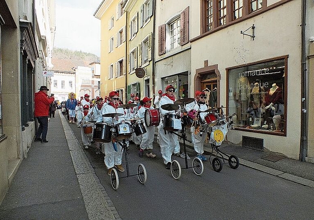 Es geht los, die Düsefäger, Schüler/-innen der Musikschule Liestal, führen den Umzug durch die Amtshausgasse ins Stedtli.