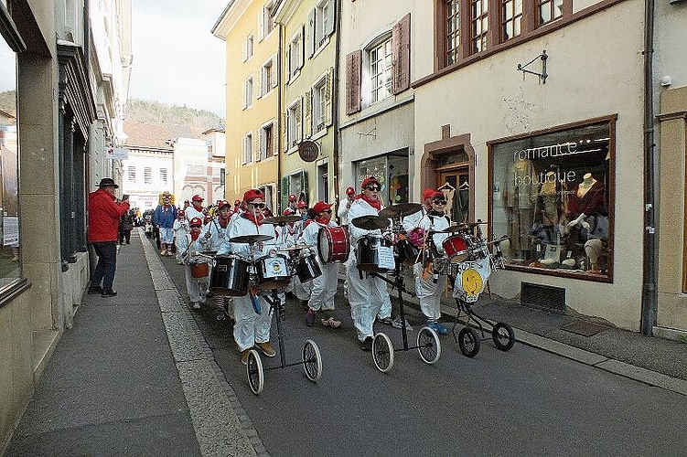 Es geht los, die Düsefäger, Schüler/-innen der Musikschule Liestal, führen den Umzug durch die Amtshausgasse ins Stedtli.