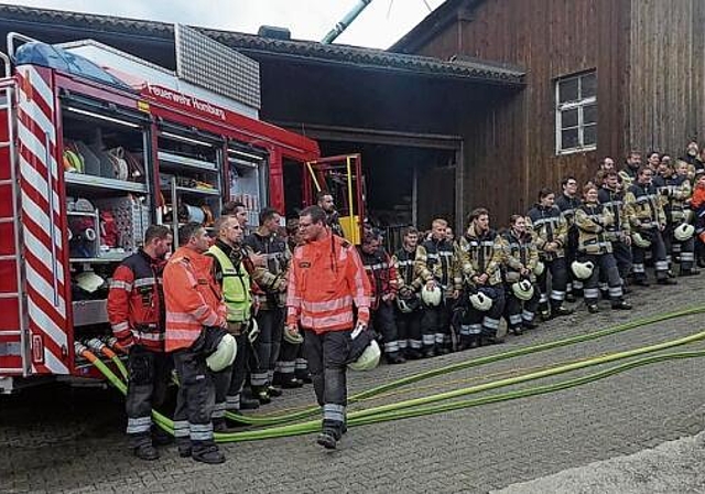 Nachbesprechung der EinsatzÃ¼bung vor versammelter Mannschaft durch Hauptmann Daniel Spiess.Foto: P. ÃnishÃ¤nslin