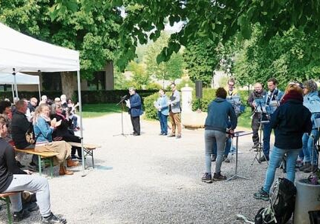 Am traditionellen ökumenischen Auffahrtsgottesdienst im Park wurde sogar ein Kind getauft. Der Musikverein Gelterkinden sorgte für die Musik.Foto: U. Handschin