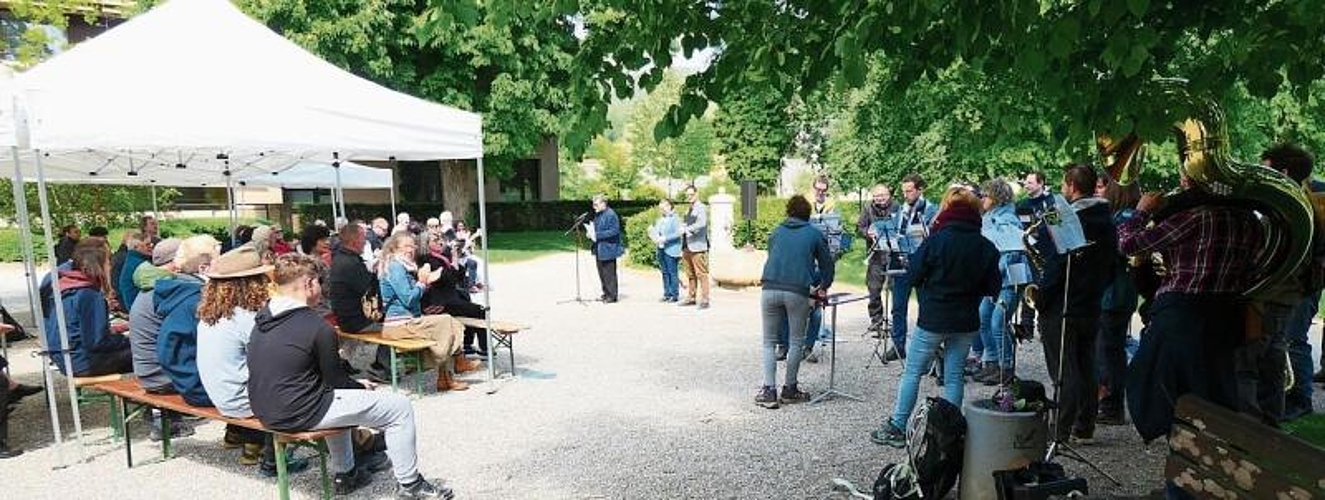 Am traditionellen ökumenischen Auffahrtsgottesdienst im Park wurde sogar ein Kind getauft. Der Musikverein Gelterkinden sorgte für die Musik.Foto: U. Handschin