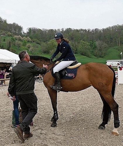 Gratulationstour für die Gewinnerin der zweiten grossen Eröffnungs-Springprüfung am Samstag: Fabienne Renée Vögtlin auf Calvira CH Reiterclub Sissach.
