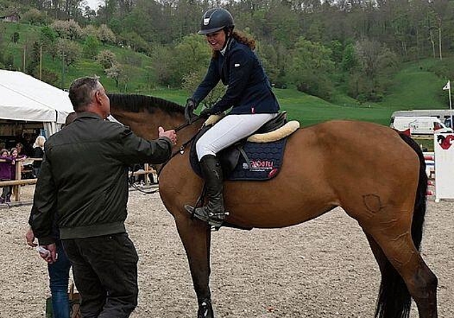 Gratulationstour für die Gewinnerin der zweiten grossen Eröffnungs-Springprüfung am Samstag: Fabienne Renée Vögtlin auf Calvira CH Reiterclub Sissach.
