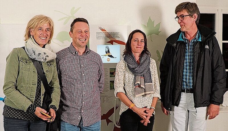 Michèle Kiechler, Mathias Oberer, Nadja Rollka und Matthias Huber von «Natur in Rickenbach» vor der enthüllten Tafel im Museum.BL.Foto: M. Schaffner