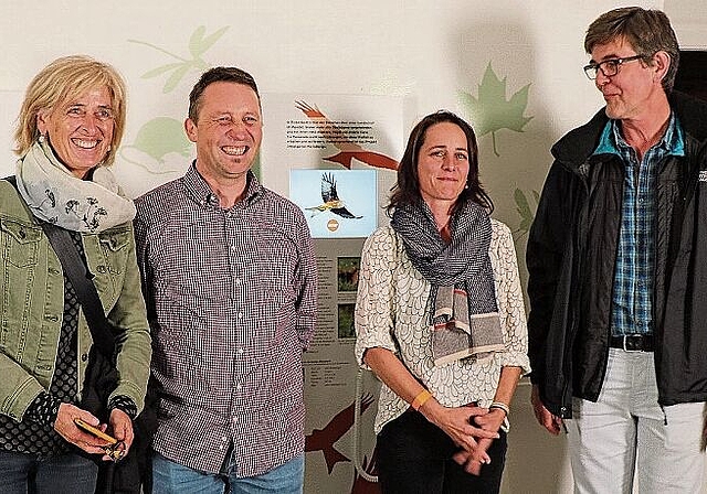 Michèle Kiechler, Mathias Oberer, Nadja Rollka und Matthias Huber von «Natur in Rickenbach» vor der enthüllten Tafel im Museum.BL.Foto: M. Schaffner