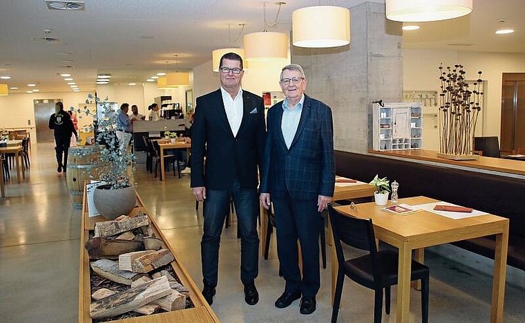 Alfred Guggenbühl (l.) übernimmt das Präsidium des Stiftungsrats von René Steinle.Foto: M. Schaffner