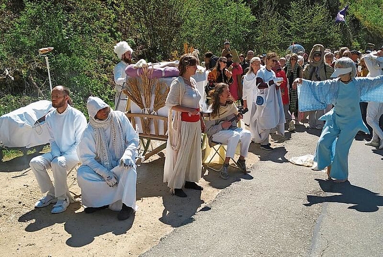 Der Weg zum Kloster war gesäumt von Pantomime-Aufführungen. Fotos: S. Riemsdijk