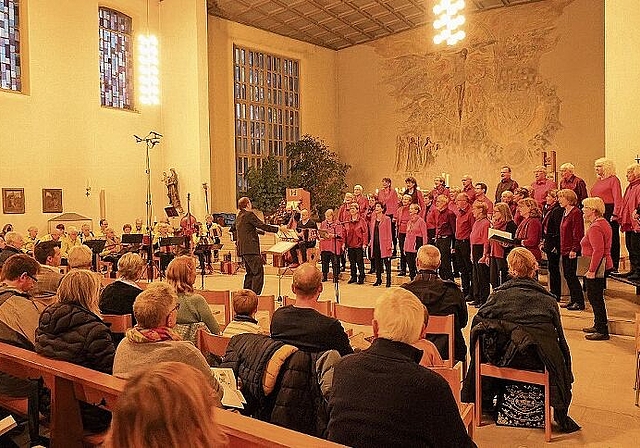 Jürg Siegrist dirigierte den musikalischen Dialog zwischen Chor und Schwyzerörgeli-Formation.