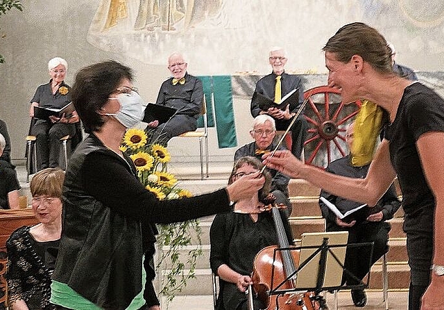 Übergabe des goldenen Dirigentenstabs von der Kirchenpflegerin Hanni Bidert an die Dirigentin Claudia Waldmeier.Fotos: U. Handschin