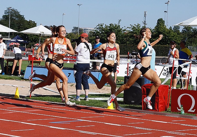 Antja Pfüller (oranges Trikot) beim Zieleinlauf. Foto: ZVG